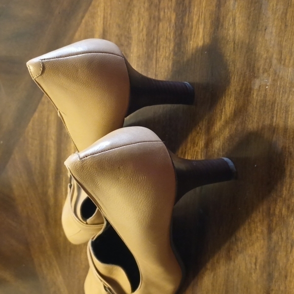 NWOT. Nine West camel/beige 3.75" Heel - Picture 4 of 8